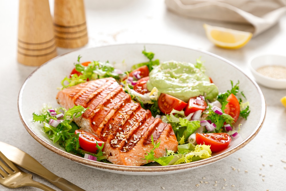 Grilled,Salmon,Fish,Fillet,And,Fresh,Green,Lettuce,Vegetable,Tomato