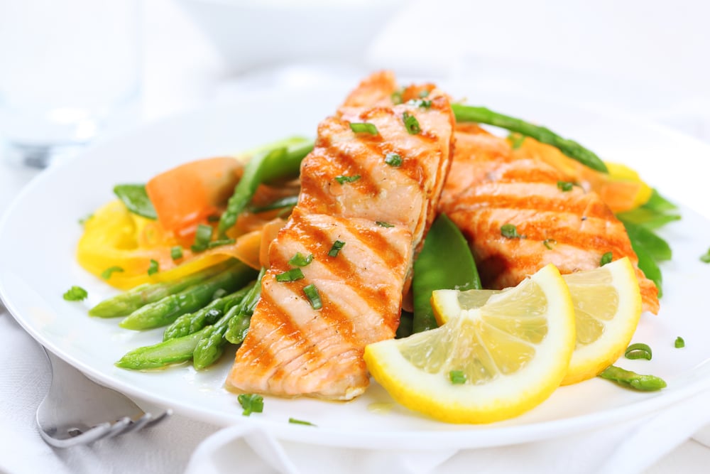 Grilled,Salmon,With,Asparagus,,Pea,,Yellow,Peppers,,Carrots,And,Spring